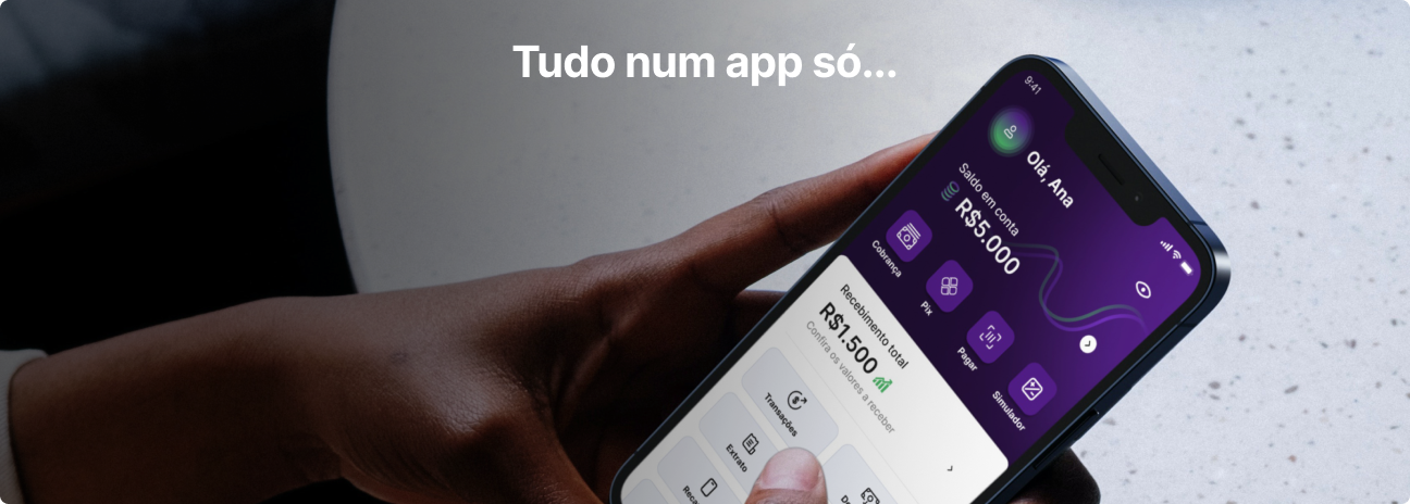 Uma pessoa negra segura um telefone iPhone com o internet banking aberto. Um texto na parte de cima da imagem diz: Tudo num app só...